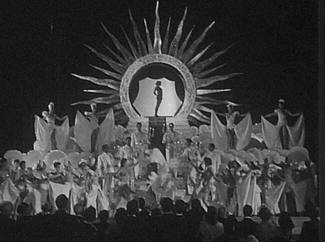 Ранние фильмы: «Огни варьете» (1950), «Белый шейх» (1952), «Маменькины сынки» (1953)